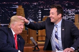 Usa 2016, il comico Jimmy Fallon scompiglia i capelli a Trump