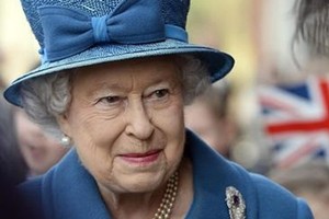 La regina Elisabetta riappare in pubblico. E va a messa
