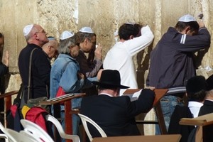Migliaia di ebrei al Muro del Pianto per la festa del Cohen