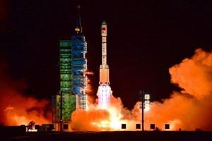 Cina lanciata alla conquista dello Spazio: in orbita 2 astronauti