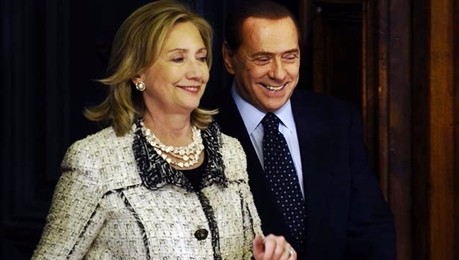 Berlusconi piangeva al telefono con Hillary Clinton, il racconto dell'ex first lady