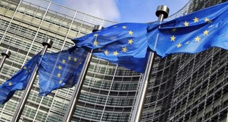 Eurozona, nuovo calo Pil a fine 2020. Euro giù, i moniti della Bce