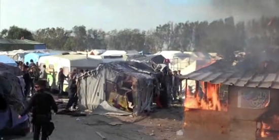Notte d’incendi nella Giungla di Calais, in due giorni allontanati oltre 4mila migranti
