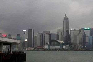 Hong Kong si ferma, in attesa del tifone Haima