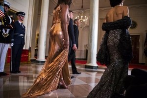 Il vestito di Michelle firmato Versace: "Un potente messaggio subliminale"