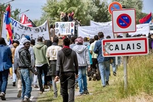 Migranti, al via le operazioni per chiudere "giungla" di Calais