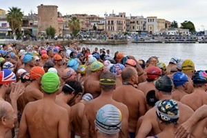 Nuoto in Sicilia, 300 atleti di ogni età alla traversata Golfo Mondello