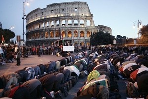 I musulmani pregano al Colosseo: è protesta contro chiusura luoghi di culto