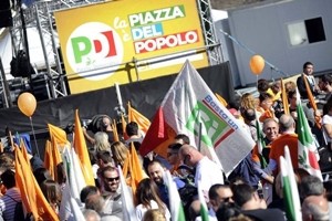 Renzi con Pd in piazza Popolo: vero partito Nazione vota No, basta litigi. Fischi a D'Alema