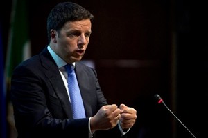 Renzi si sveglia: l'Ue apra porte ai migranti o veto su bilancio. E punta dito su Paesi dell'est