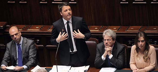 Renzi interviene alla Camera: “Dall’Europa frenetico immobilismo”. Ed è bagarre in Aula