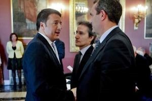 Pacca sulle spalle e 308 milioni per Napoli, ecco l’accordo Renzi-de Magistris