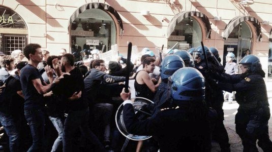 E’ campagna d’odio, Bersani nel mirino. Renzi paragonato a Mussolini: “Mi detestano”
