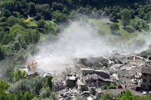 Sisma, una nuvola di polvere si alza da Pescara Tronto