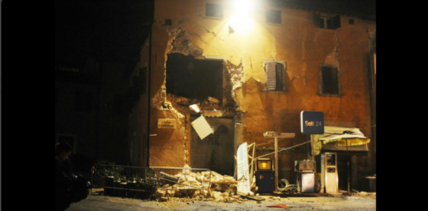 Il terremoto scuote ancora il centro Italia, un morto e un ferito. Evacuato carcere a Camerino. Più di trenta scosse