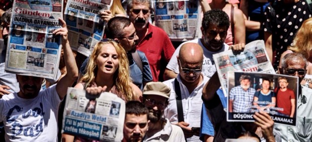 Turchia, ora c'è la stampa nel mirino: arrestato anche direttore Cumhuriyet