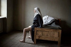 “Agnus Dei”, il film su uno stupro di guerra tra fede e disobbedienza