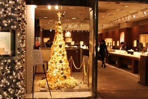 golden_christmas_tree_in_ginza_tokyo