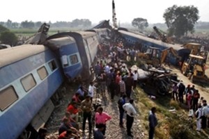 India, deraglia treno: almeno 120 morti e oltre 200 feriti. Tra le ipotesi, binario rotto