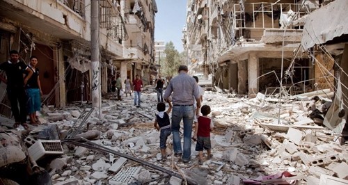Ad Aleppo si continua a morire per sconfiggere l'Isis. Prima vittima Usa, decine di morti sotto le macerie