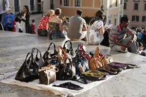 Il 27% degli italiani ha fatto almeno un acquisto illegale