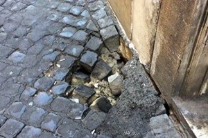 Un cratere nel centro di Roma, l'asfalto da incubi della capitale