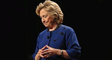 Clinton dopo la sconfitta: “Avrei voluto raggomitolarmi con un libro e i nostri cani”