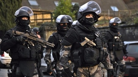Francia: torna l’allarme terrorismo, 7 persone arrestate. Ministro: “Mai minaccia così alta”