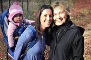 Giovane mamma "affranta" passeggia nel bosco... e incontra Hillary