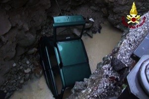 Maltempo, auto inghiottita da una voragine ad Ormea in Piemonte