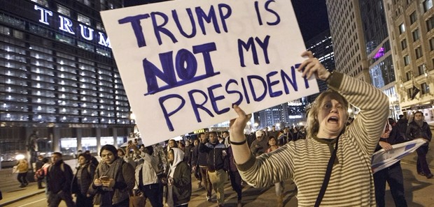 Gli americani contro Trump, continuano le proteste. Il neo presidente: "E' scorretto!"