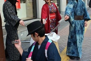 Samurai "acchiappa-rifiuti" in azione a Tokyo
