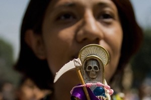 In Messico donne truccate da Sacra Morte contro il femminicidio