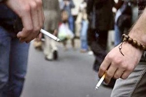 Vietato fumare a scuola, ma 78% studenti accende sigaretta