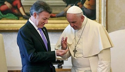 Presidente Colombia a Papa: "Abbiamo bisogno di suo aiuto". E gli regala una penna con pallottola