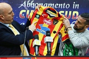 Calcio, Lecce e Foggia in campo con logo Chapecoense su maglie