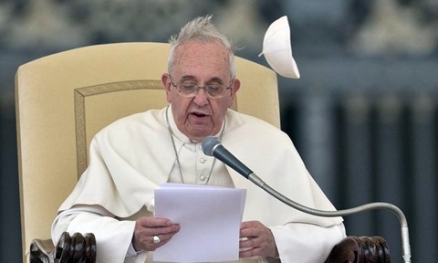 Gli 80 anni del Papa che ha accelerato i tempi della Chiesa. Auguri da tutto il mondo