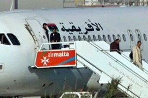 Aereo libico dirottato a Malta, i due sequestratori si sono arresi. A borso 118 persone