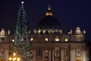 Brilla lo spettacolare albero di Natale in piazza San Pietro