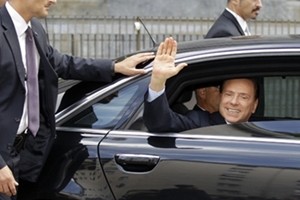 Berlusconi lascia il San Raffaele dopo controlli. Il medico personale: “Stress ultime settimane”