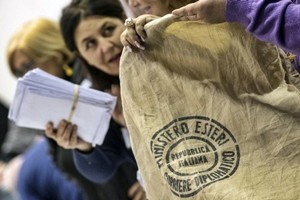 Assegni bancari, documenti e scontrini: c'è di tutto nelle buste elettorali dall'estero