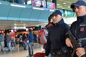 L’Italia espelle un altro tunisino ‘radicalizzato’. Estradato anche reclutatore Isis Moez Fezzani