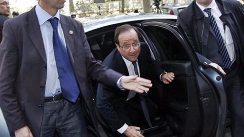 Hollande prepara rimpasto. Il premier Valls verso dimissioni annunciata candidatura alle primarie