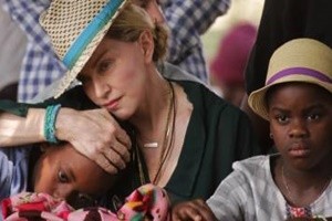 “Raising Malawi”, Madonna si mette all’asta per beneficenza