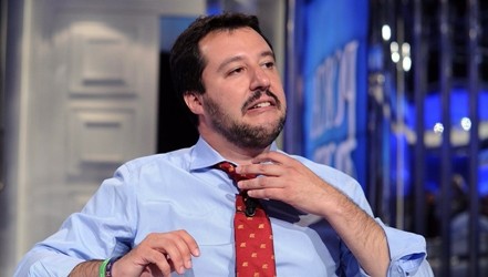 Salvini allontana congresso della Lega e resta segretario fino alle Politiche. Bossi: "Siamo stufi"