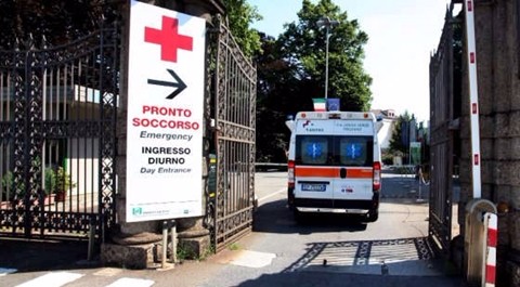 Si suicida in ospedale, parenti devastano pronto soccorso