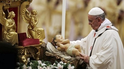 Papa: farsi interpellare da piccoli migranti e vittime guerre, mondanità ha preso festa in ostaggio