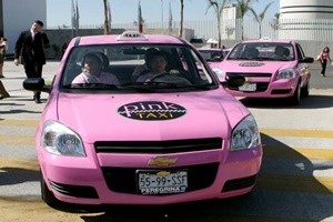 Ad Amman circola il Pink Taxi, taxi guidato da donne per le donne