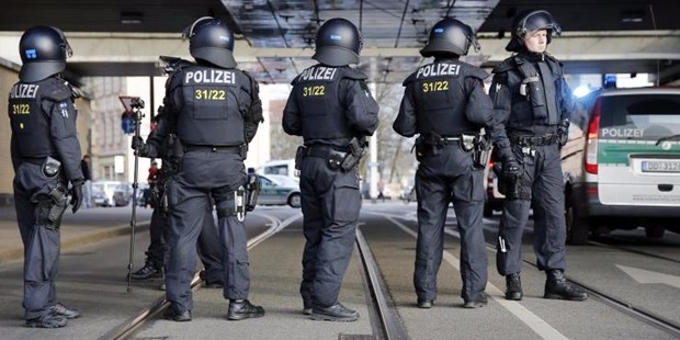 La strage al mercatino “è un attentato”, ma la polizia “non è sicura” di aver arrestato il killer. Italiana dispersa. Merkel, aiuteremo sempre chi vuole integrarsi