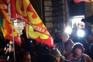 Referendum, le immagini della protesta davanti a Palazzo Chigi
